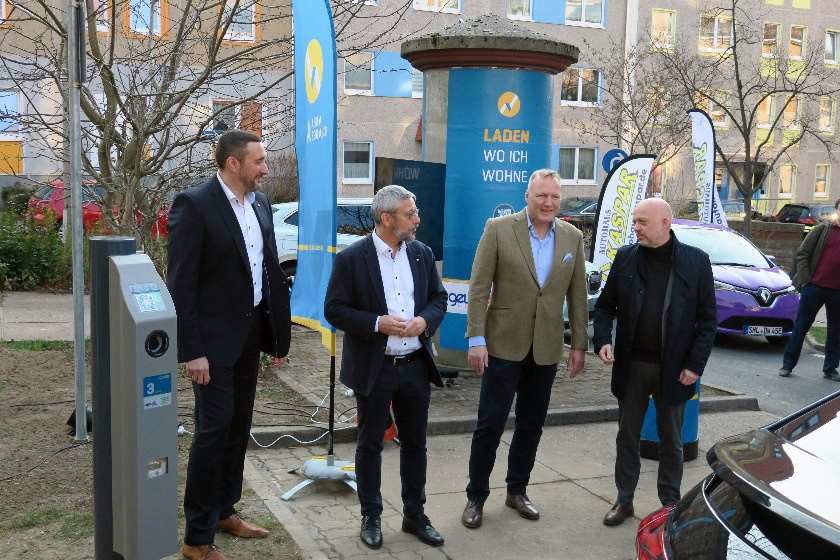 Gedankenaustausch der Projektpartner zur neuen Ladestation (v.l.n.r.): Tino Schäfer (Geschäftsführer SWSZ GmbH), André Knapp (Oberbürgermeister Suhl und Aufsichtsratsvorsitzender der SWSZ GmbH), Thorsten Jahn (Geschäftsführer AreaCharge GmbH) und Thomas Hertha (Geschäftsführer GeWo Suhl).