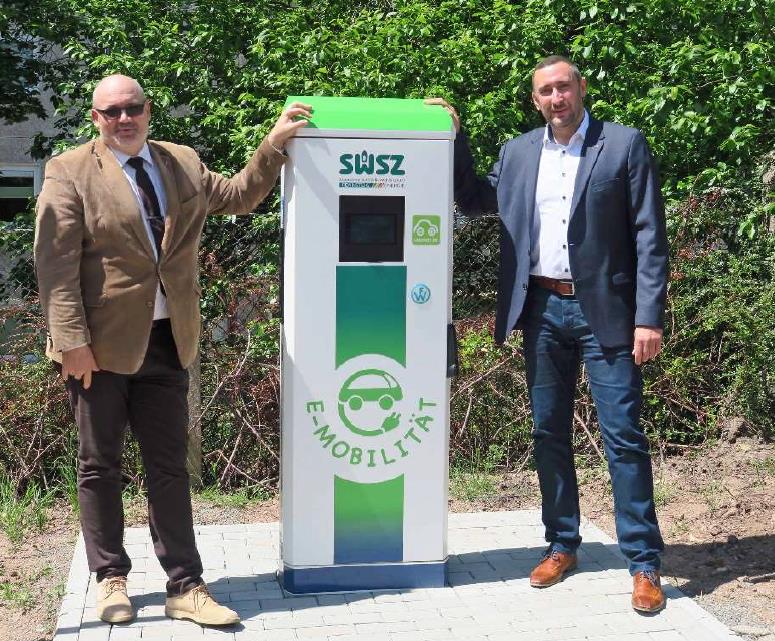 SWSZ-Geschäftsführer Tino Schäfer (re.) und ITM-Geschäftsführer Wolfgang Wehner nahmen am 2. Juni gemeinsam die neue Ladestation in Betrieb. SWSZ-Geschäftsführer Tino Schäfer (re.) und ITM-Geschäftsführer Wolfgang Wehner nahmen am 2. Juni gemeinsam die neue Ladestation in Betrieb.