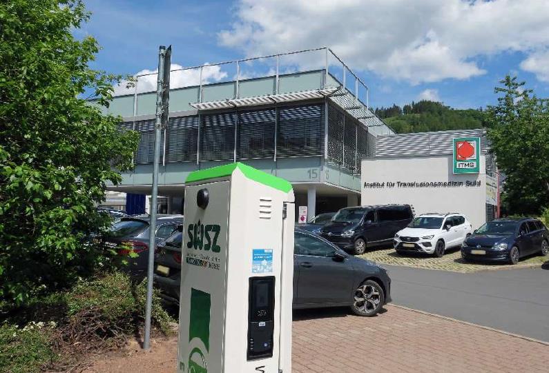 Auf zwei Parkflächen direkt vor dem Institut für Transfusionsmedizin können die E-Autos Strom „tanken“.